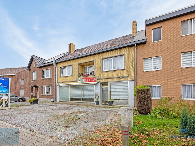 Ontdek deze unieke eigendom gelegen aan Waterstraat 46 in Munsterbilzen, een ideale kans voor ondernemers en grote families! Dit pand combineert een u