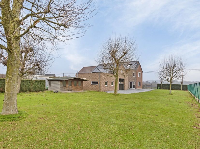 GERENOVEERDE WONING MET 5 SLPK&#039;S EN POLYVALENT BIJGEBOUW OP 11A23CA IN ALT-HOESELT&lt;br /&gt;
Op zoek naar uw nieuwe instapklare droomwoning?&lt;br /&gt;
Ontdek