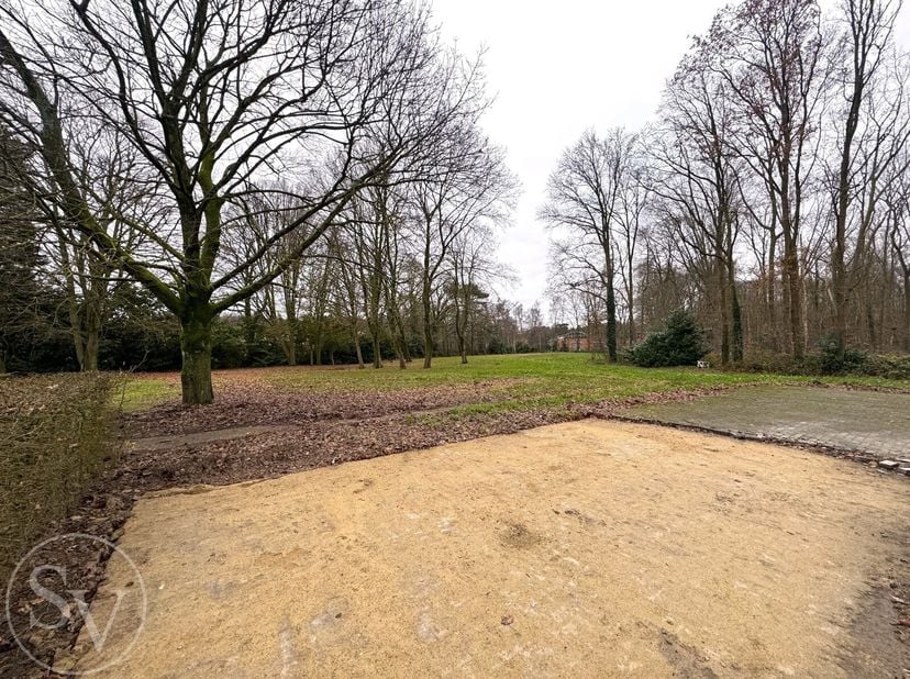 Een mooi, Zuidoost georiënteerd perceel bouwgrond (woonpark) van 1.080m², centraal gelegen tussen Sint Niklaas en Beveren in het gehucht &quot;De West Acke