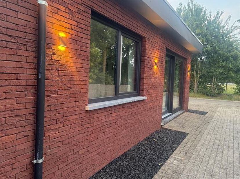 Ligging: &lt;br /&gt;
In het Hoogstraatse Meerle, treffen we in één van de allerleukste straten van het dorp deze ruime laagbouwwoning. Op korte afstand lig