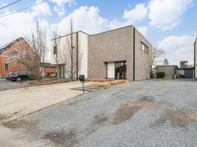 Op zoek naar een moderne, energiezuinige woning met een rustige ligging en een prachtig vrij uitzicht? Deze instapklare woning in het charmante Alken