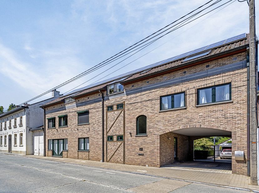Unieke villa met 6 kamers (extra kamers nog mogelijk), dressing, twee ruime badkamers, polyvalente ruimte met extra keuken, kelder, zonnepanelen, gara