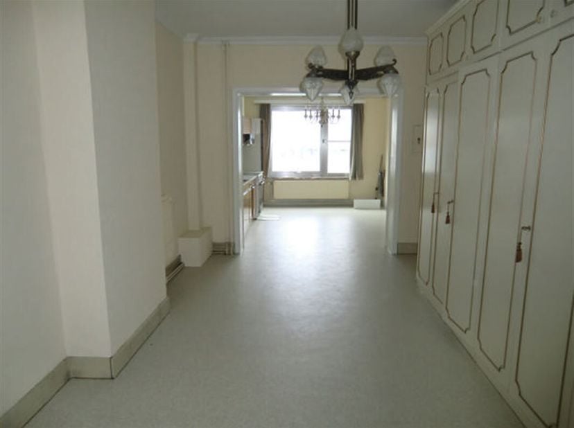Spacieux duplex 2 chambres sis dans le centre de Péruwelz. &lt;br /&gt;
Lappartement comprend au 1er étage: un hall dentrée, une cuisine semi-équipée (petit