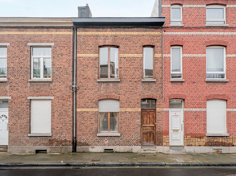 Située dans une voie sans issue, maison deux façades se composant comme suit :&lt;br /&gt;
Au rez-de-chaussée : Un hall d&#039;entrée, un salon, une salle à mang