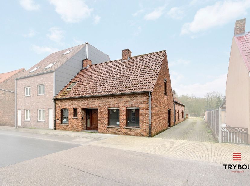 Deze woning biedt een indrukwekkende woonoppervlakte en is ideaal voor wie ruimte zoekt  binnen én buiten. Een opfrissing kan geen kwaad, maar het pan