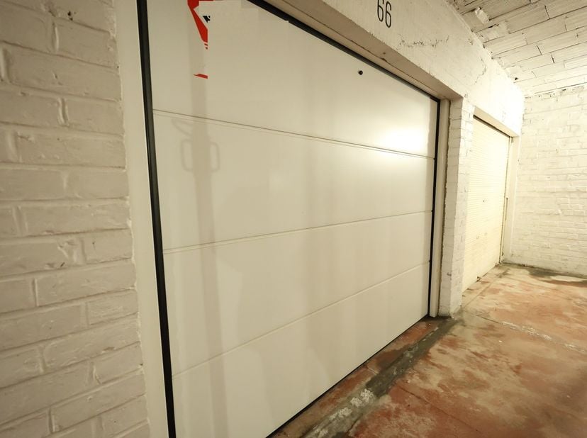 Deze uitzonderlijk ruime garage is gelegen in de Residentie Flora te Mariakerke.&lt;br /&gt;
Via de Troonstraat rijdt men binnen in het ondergrondse complex