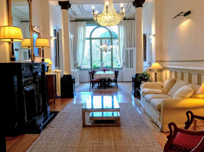 MONTGOMERY/PARC DU CINQUANTENAIRE: Dans un superbe hôtel de maître de 1900 rénové, appartement duplex unique de 2 chambres, grand dressing, 1 salle de