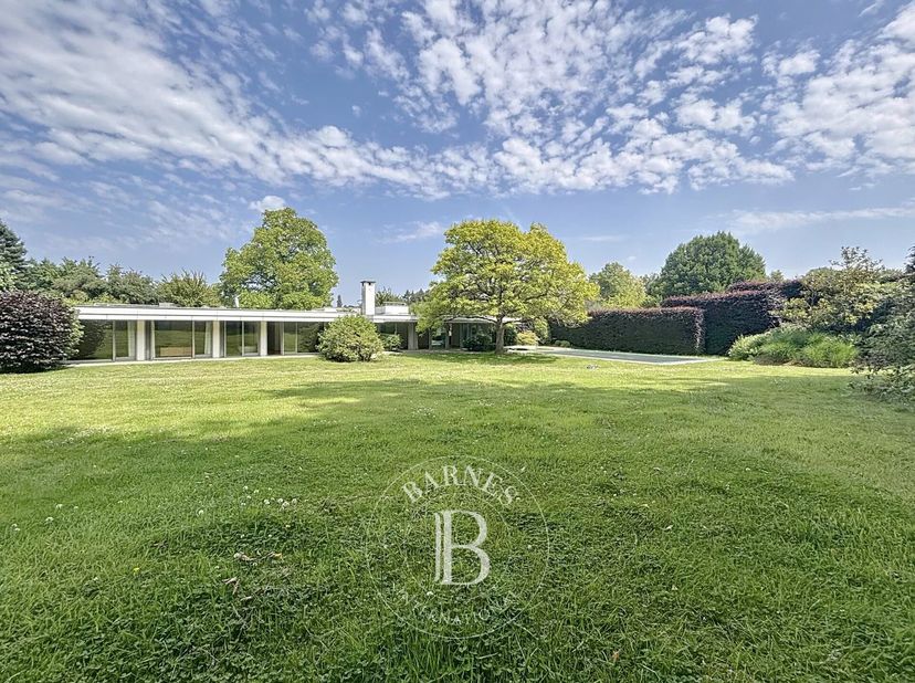 Uccle - Fort Jaco - Barnes Brussels vous propose cette grande villa darchitecte, nichée dans un écrin de verdure, sur un très beau terrain de +/- 40 a