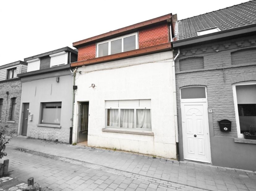 Bent u op zoek naar een renovatieproject met veel potentieel? Deze woning biedt u de kans om een eigen knusse starterswoning te creëren en uw visie to