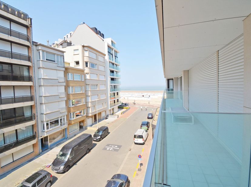 Ruim  en zeer goed gelegen appartement met zongericht terras en goed zijdelings zeezicht in stijlvolle residentie die net volledig gerenoveerd en geïs
