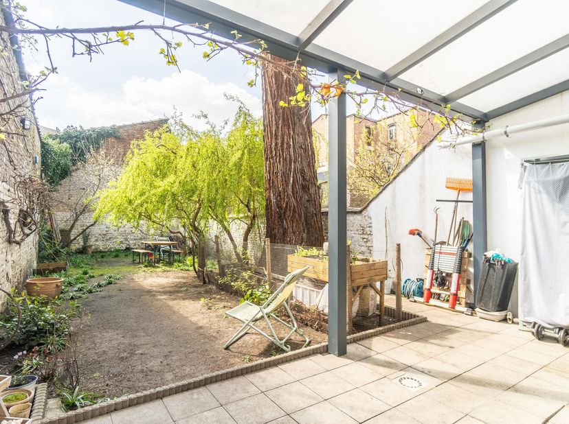 Idéalement situé près de la Place des Bienfaiteurs et du parc Josaphat, TRIOR Woluwe vous propose cet appartement 1 chambre au rez-de-jardin d&#039;un peti
