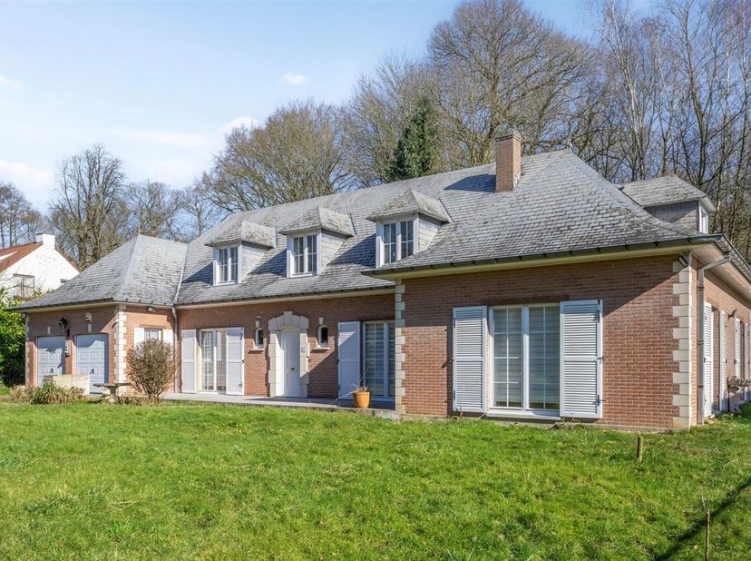 Ideaal gelegen aan de rand van het Zoniënwoud, in de mooiste straat van de Marnixwijk, charmante ,klassieke en te renoveren villa uit 1981 met een opp
