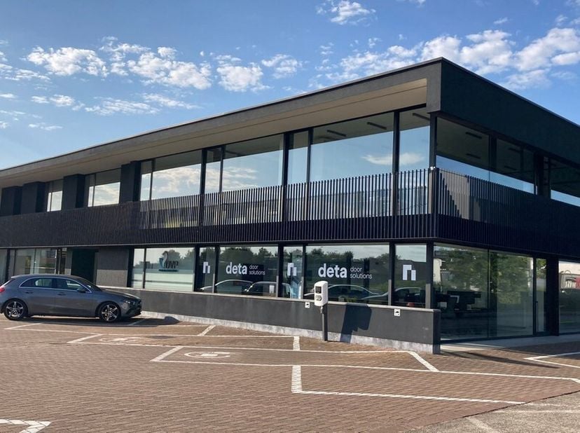 70m² gelijkvloers kantoor&lt;br /&gt;
Ligging: op een invalsweg naar Gent (N60), op 10min. van de E17 - afrit Eke, bushalte op ca. 500m&lt;br /&gt;
Specificaties: