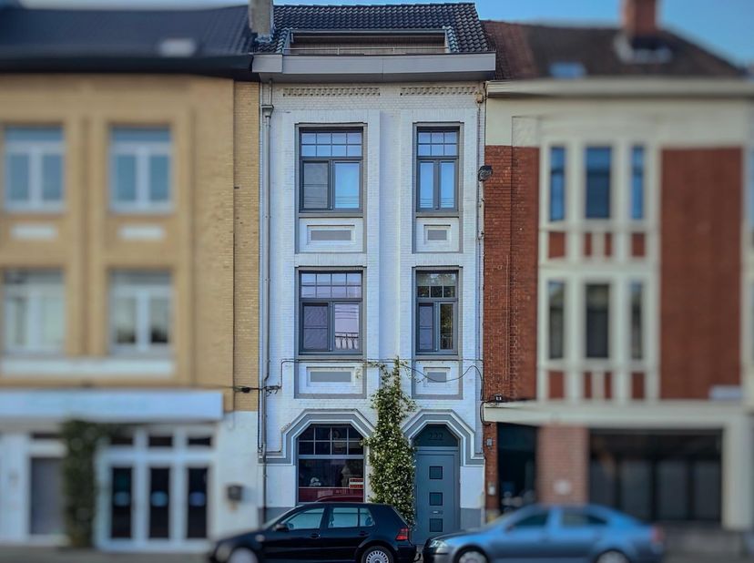 Van het stijlvolle visgraatparket, de gerenoveerde keuken en badkamer tot het unieke dakterras, deze instapklare woning heeft alles om je te charmeren