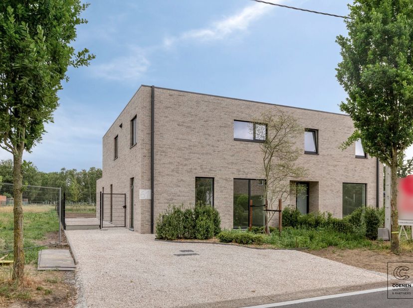 Prachtige HOB nieuwbouwwoning (2024) met 3 slaapkamers te Kalmthout! Bij het betreden van de woning kom je in een ruime inkomhal met een apart gastent