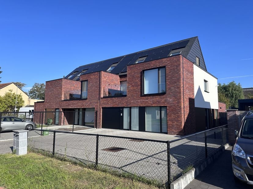 Topopportuniteit! Ruim en luxueus afgewerkt nieuwbouwappartement van 130 vierkante meter met 3 slaapkamers, grote living en eetkamer, modern ingericht