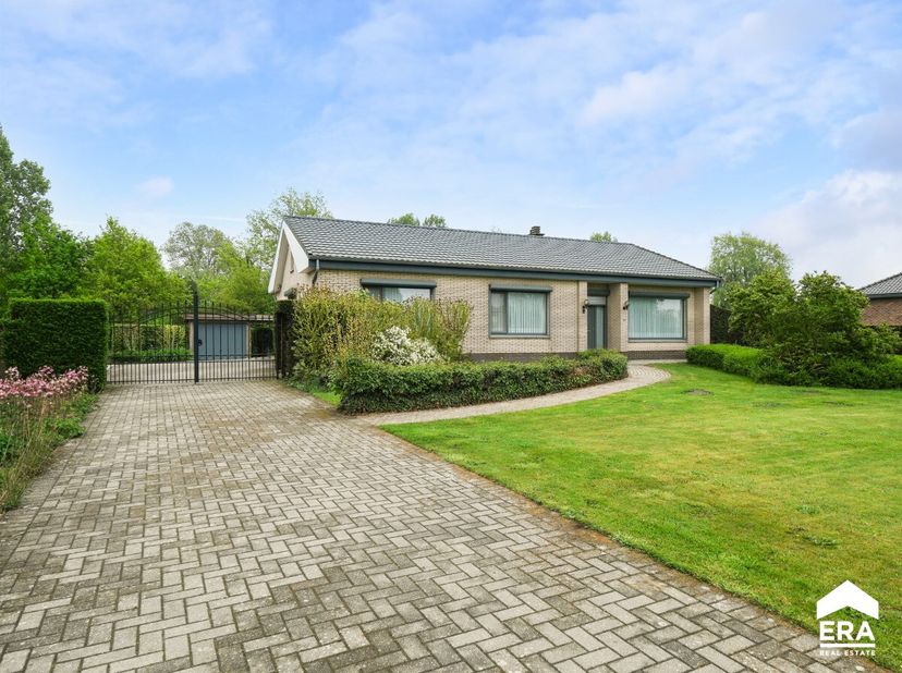 Gelijkvloerse en goed onderhouden woning met mooie tuin, residentieel gelegen in Spalbeek (Hasselt). Voor meer informatie ga naar https://www.era.be/n