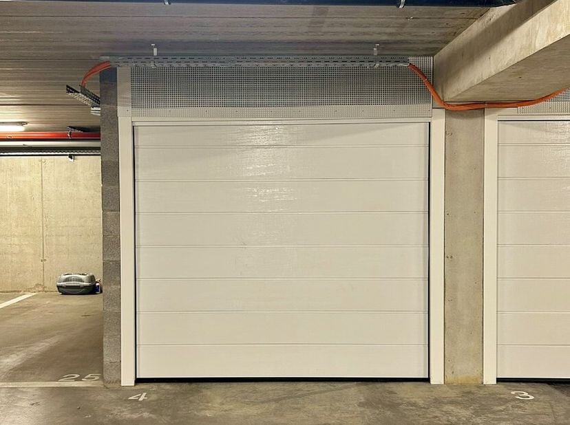 - bevindt zich in ondergronds afgesloten garagecomplex onder het nieuwbouwcomplex &#039;Gloria&#039;&lt;br /&gt;
- met elektrische poort