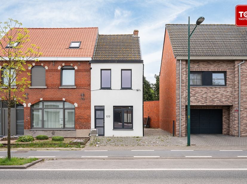 Deze instapklare woning is gelegen in centrum Evergem met op wandelafstand winkels en openbaar vervoer. &lt;br /&gt;
&lt;br /&gt;
De woning beschikt over een leef