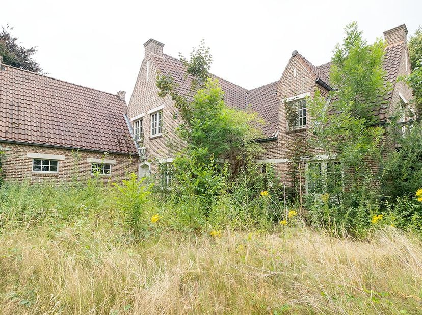 Mooi gelegen, op te frissen woning, met vijver en bos en stallingen, op een perceel van 02ha 96ca 32ca. &lt;br /&gt;
De woning is gelegen in woongebied met