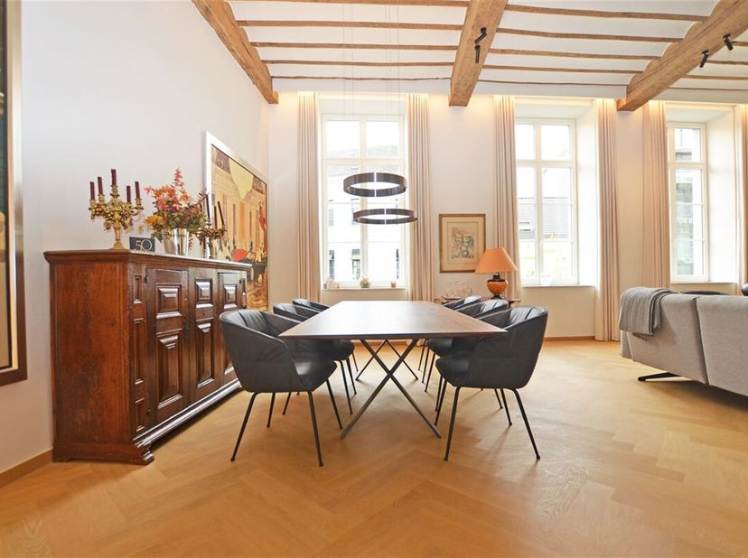 Dit exclusief appartement met een bewoonbare oppervlakte van maar liefst ±188m² en een terras van ±50m² is gelegen op de Havermarkt in hartje Hasselt.