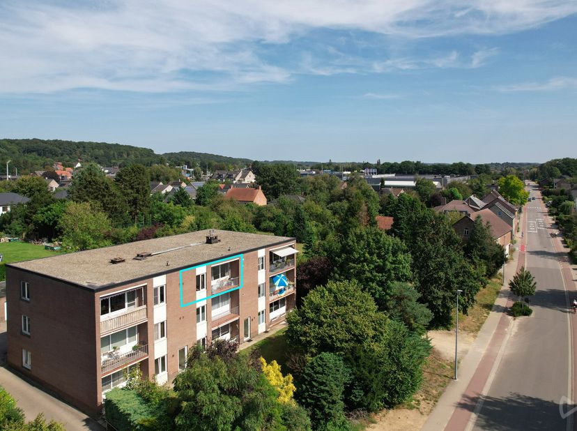 Découvrez cet appartement deux chambres situé au dernier étage dun petit immeuble résidentiel. Limmeuble est construit en retrait, vous offrant ainsi