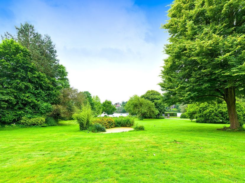 Meer van Genval  zeer ruime en karaktervolle villa gelegen op een terrein van ongeveer 4284 m² met een verbluffend zicht op het meer. Laat u verleiden
