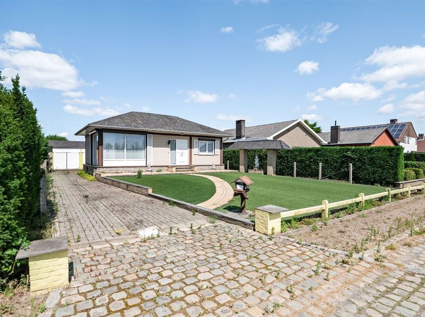 Grondig te moderniseren woning op een perceel van 760 m², gunstig gelegen in een landelijke omgeving nabij het dorpscentrum van Putte.&lt;br /&gt;
Deze verz