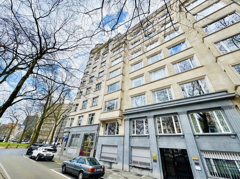 EN EXCLUSIVITE chez Victoire-Junot:Ixelles, à proximité du jardin du Roi, bel et lumineaux appartement de standing de 180 m² situé au 8 ème étage avec