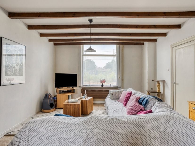 Deze charmante halfopen woning bevindt zich op een perceel van 409 m² en geniet van een uitstekende ligging op wandelafstand van winkels, openbaar ver