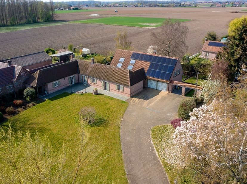 Située en campagne non isolée, spacieuse et jolie maison 4 façades implantée sur un terrain de 2190 m2. &lt;br /&gt;
D&#039;une superficie de 310 m2, elle se com