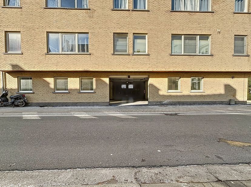 Binnenparkeerplaats te huur nabij station Oudenaarde. Onmiddellijk vrij. Huurprijs: 60 euro/maand.