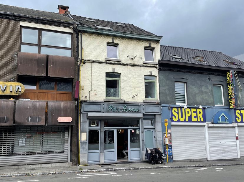IMMEUBLE DE RAPPORT&lt;br /&gt;
 - rez-de-chaussée commercial : taverne &#039;&#039;PIN&#039;S TAVERNE&#039;&#039; depuis 1998 : salle de café (30 places assises) , sanitaires, pièc