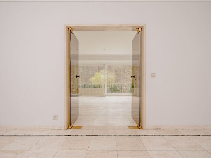 IMMO ID biedt u 2 prachtige luxeappartementen aan in een karaktervol gebouw met 4 gevels op een mooi perceel van +/- 19 are. &lt;br /&gt;
Dit gebouw (gebouw