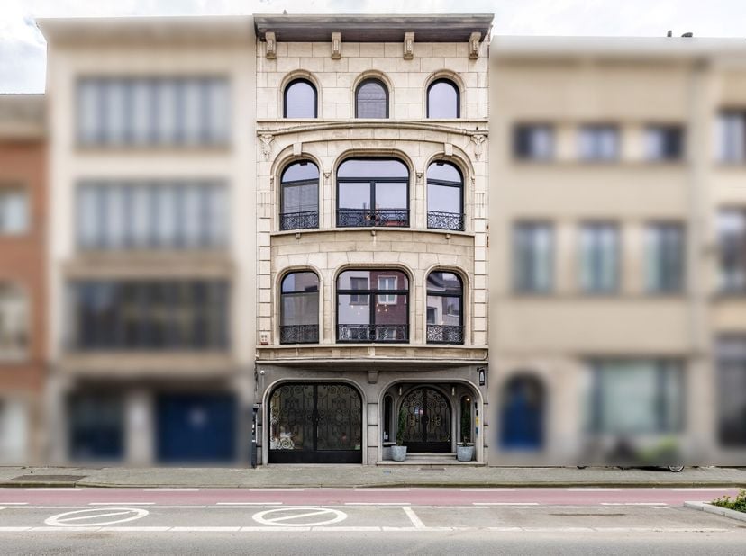 Laat je betoveren door dit prachtige, statige herenhuis in het hart van Mechelen. Dit unieke pand, momenteel ingericht als een hoogwaardige B&amp;B, biedt