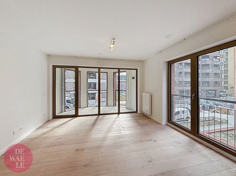 Dit charmante en sfeervolle appartement bevindt zich op de eerste verdieping van de moderne residentie Newport, aan de Parkdreef in Tour &amp; Taxis. Dank