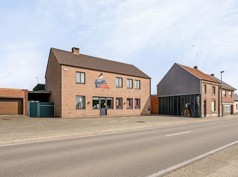 Bien professionnel à vendre
                    à 3670 Gruitrode