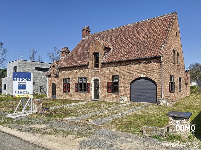 Deze mooie, karaktervolle woning gelegen te Dorne (Maaseik) bevindt zich op een mooi perceel van 6a58ca, met een bewoonbare oppervlakte van 279 m².&lt;br
