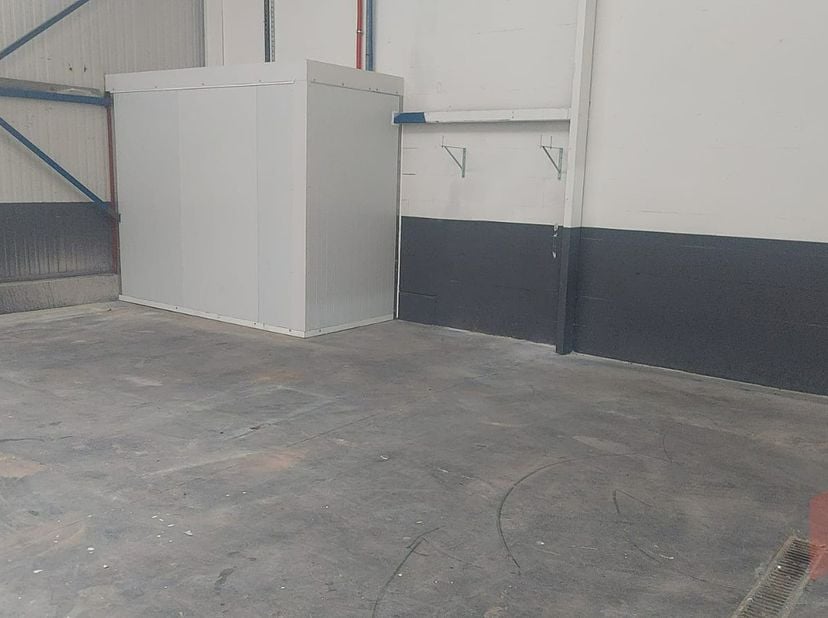 - KMO unit te huur met een opp van 92m²&lt;br /&gt;
- Zowel voor particulieren als bedrijven&lt;br /&gt;
- Minder dan 300m van de gewestweg N79, met een zeer goed