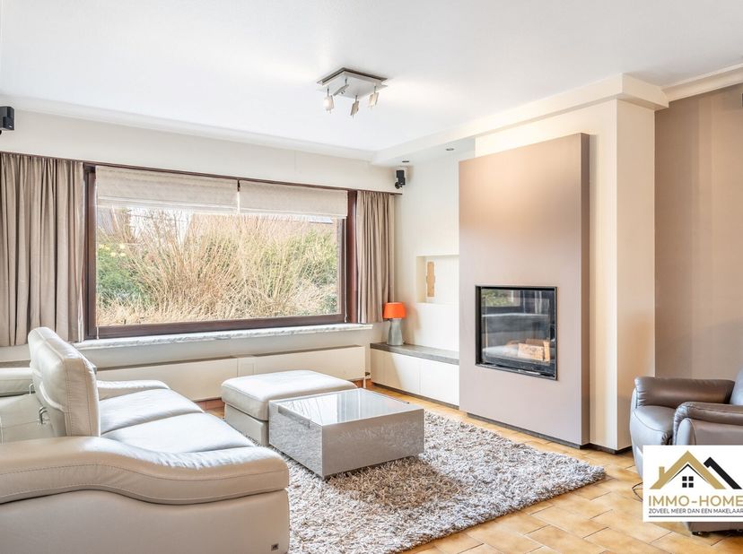 Deze riante bungalow is gelegen in een rustige en groene omgeving in de buitenrand van Lokeren. Ze ontvangt je in een ruime inkomhal (met gastentoilet