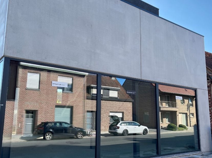 KMO Units à vendre à LedegemUnité 1 = surface 160m² + étage + showroom -surface terrain 276 m²: 352.000euro (hors TVA et frais) Unité 2 = 168,75m² VEN