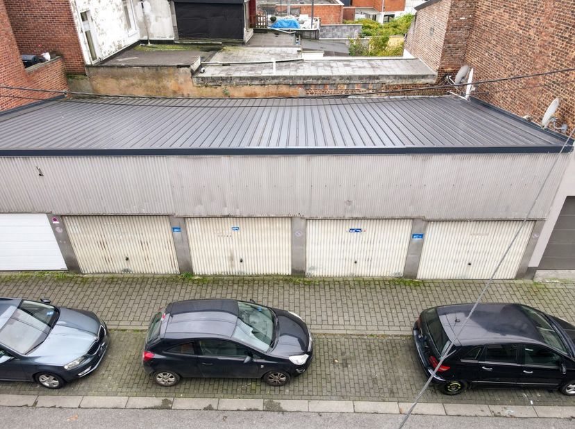 Actualimmo vous propose cet ensemble de 4 garages situé plein centre de La Louvière. Les garages offrent de nombreuses possibilités de rangement et se