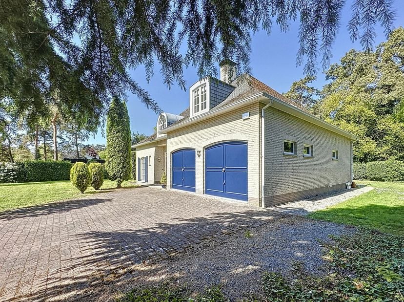 Deze prachtige villa is gelegen in de rustige residentiële Europese wijk te Mol, vlakbij de Europese school en de toegangswegen richting Geel-Turnhout