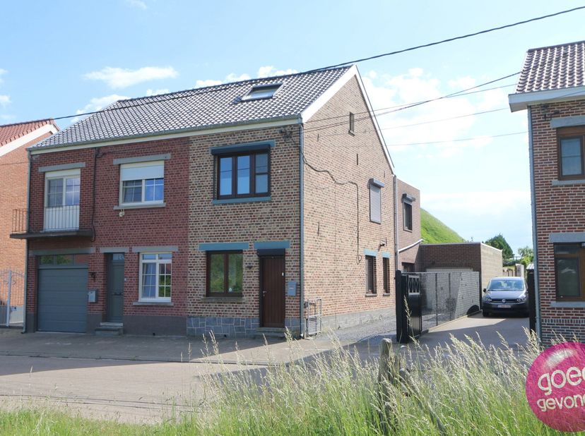 INSTAPKLARE WONING MET UNIEK UITZICHT op de Tumulus van Koninksem.&lt;br /&gt;
Ontdek deze goed onderhouden woning voorzien van 2 tot 3 slaapkamers, met maa