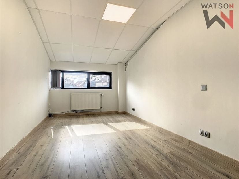 Watson immobilier vous propose, ce bureau individuel remis à neuf, situé à Wavre à proximité des grands axes. A seulement 5min du centre de Wavre, 10m