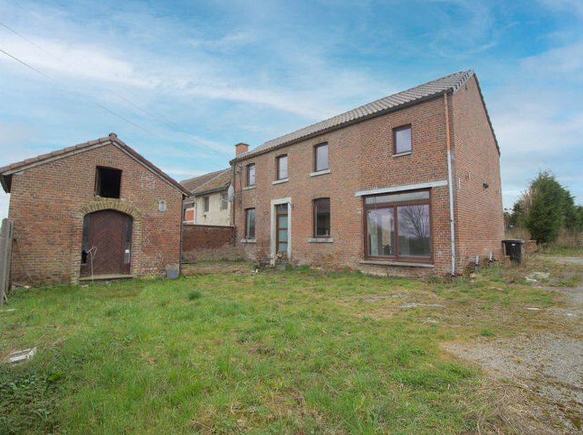 Cette charmante maison de 3 façades est idéalement située dans la région de Saint-Georges-Sur-Meuse. Au rez-de-chaussée, vous découvrirez un séjour sp