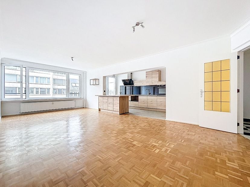 ERA CHATELAIN vous propose cet appartement entièrement rénové et idéalement situé dans le Quartier des Squares, Quartier Européen à Bruxelles dune sur