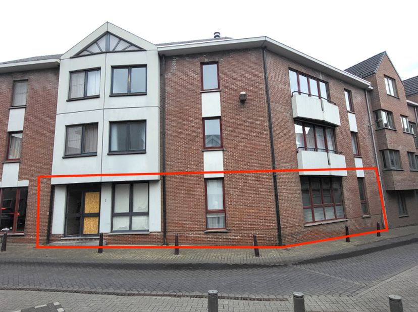 RUIM TOF APPARTEMENT IN HET CENTRUM VAN TEMSE VLAKBIJ PITTORESKE GEMEENTEPLEIN  &lt;br /&gt;
120 M² bewoonbare oppervlakte!&lt;br /&gt;
hal, aparte w.c., ruime vr
