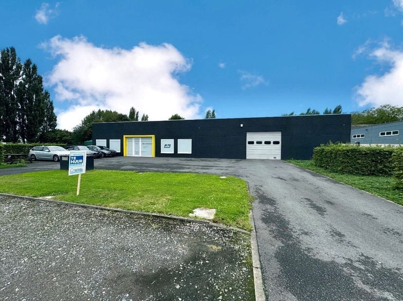 LOODS (+- 225M²) TE HUUR TE IEPER&lt;br /&gt;
Het pand ligt op 2 min van de oprit A19 Ieper-Kortrijk en beschikt over een 10-tal privé-parkeerplaatsen. Het