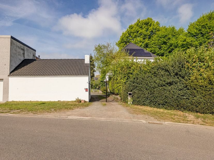 Dit multifunctionele pand, gerenoveerd in 2020, combineert wonen en ondernemen op een unieke manier. Met 6 slaapkamers, waarvan één met een eigen badk